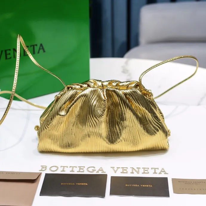 Batch 1260 Real shot👇2020 New colors on Xiaoyunduo Authentic Italian original Bottega Veneta This Pouch clutch bag is one of the first designs created by designer Daniel in BV. It has a simple soft silhouette bag body without any unnecessary decoration. It has a very elegant and high-end texture when you hold it casually in your hand. The more you look at it, the more you will be fascinated by it. Counter quality size: 22*12.7cm (small cloud embossed gold)